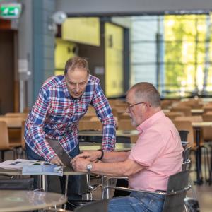 Aikuislukion opiskelijat auttavat toisiaan opinnoissa.