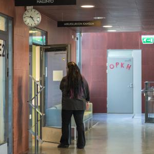Aikuislukion kanslian löydät koulun 2. kerroksesta.