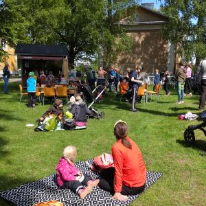 Families with childred enjoying their day in Lielahti park meal event.