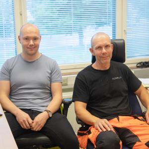 Tampereen Veden Simo Luoma ja Marko Lemström istuvat toimistossa ja hymyilevät.