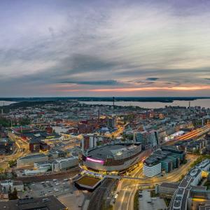 Tampereen keskustanäkymä ilmasta, etualalla Nokia Arena, taustalla Näsijärvi.