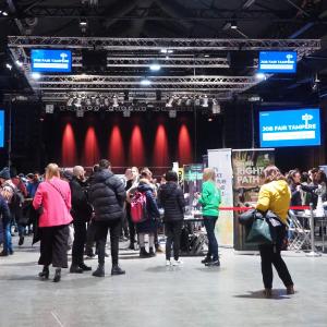 Job Fair Tampere tapahtuman kävijöitä huhtikuussa 2023.