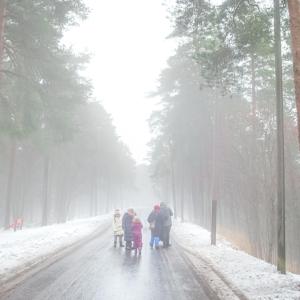 Perhe kävelyllä Pyynikillä talvisessa ja sumuisessa säässä.