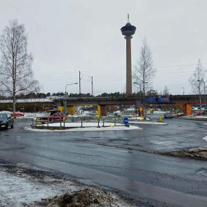 Autoja Näsijärvenkadun väliaikaisessa kiertoliittymässä, taustalla Näsinneula-näkötorni.
