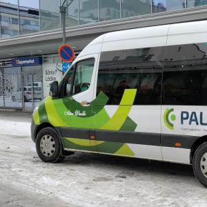 Pali-bussi pysäköitynä kadulle.