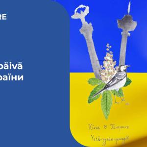 Kuvassa vasemmalla puoliskolla teksti Ukraina-päivä suomeksi ja ukrainaksi. Oikealla puoliskolla Ukrainan lipun edessä Näsinneula ja Kiovan Äiti synnyinmaa -patsas, västäräkki ja kukka sekä teksti Kiova sydän Tampere ystävyyskaupungit.