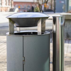Roskasäiliö, jonka kyljessä pienempi, putkimainen säiliö.