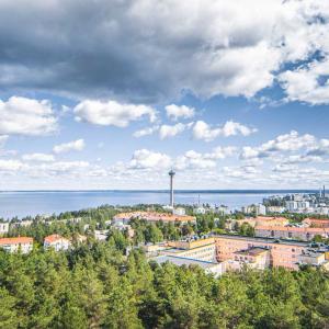 Näkymä Pyynikin näkötornista Näsijärven ja keskustan suuntaan.