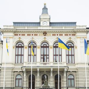 Ukrainan liput salossa Raatihuoneen edustalla.