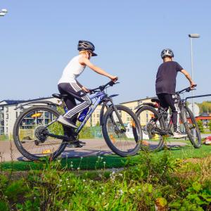 Poikia pyörineen pumptrack-radalla.