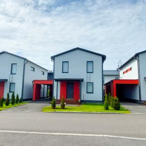 Kuvassa vaaleita pientaloja Vuoreksesta.