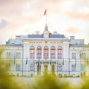 Keskustori ja raatihuone kesäaikaan.