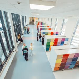 Lukiolaisia koulun käytävällä seisomassa.