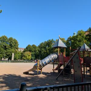 Leikkipaikka Emil Aaltosen puistossa.