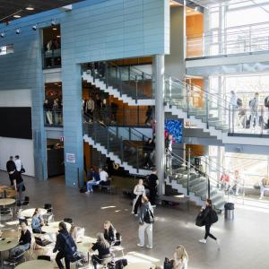 Sammon lukion aula, jossa on paljon nuoria.