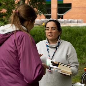 Kaksi ihmistä keskustelee puistossa.