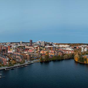 Etualalla Viinikanlahti, tausta Tampereen siluetti illalla.