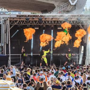 Käärijä esiintymässä lavalla Ratinassa suuren yleisön edessä.