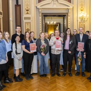 Palkittujen joukko Raatihuoneella.