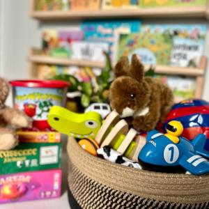 Leluja ja pelejä esillä.