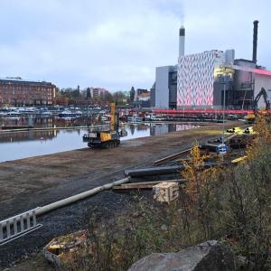 Työkone  Naistenlahden satamassa ja Naistenlahden voimala.