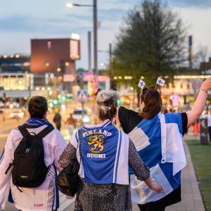 Suomen kannattajia jääkiekon MM-kisoissa 2023 Tampereen keskustassa.