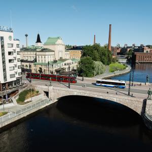 Bussi ja ratikka Hämeensillalla.