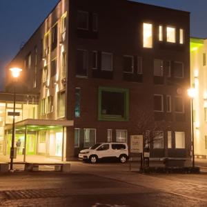 Teklun rakennus aamuhämärässä.