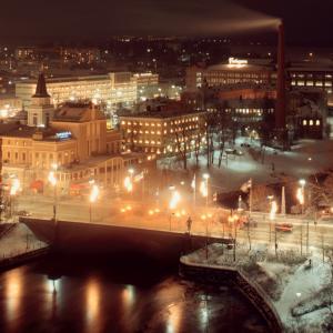 Tampereen keskustan öinen maisema, jossa keskellä Hämeensilta.