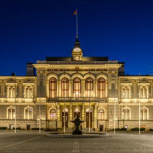 Raatihuone kuvattuna ilta-aikaan valaistuna.