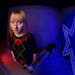 Tyttö seisoo katsoen kameraa