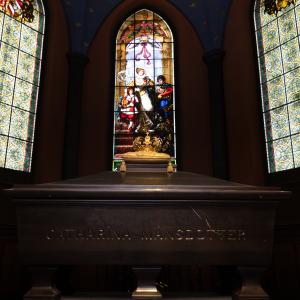 Kirkon kappeli, jonka kolmella seinällä on lasimaalauksin koristellut isot ikkunat. Keskellä tilassa on tumma hauta-arkku, jonka päällä on kultainen kruunu. Arkun kyljessä on nimi Catharina Månsdotter