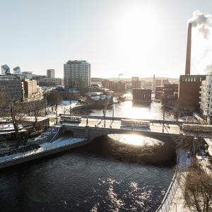 Talvinen maisemakuva, busseja pakkaspäivänä Hämeensillalla.