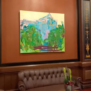 Ruskea vanha seinä, jolle on ripustettu abstrakti maalaus. 