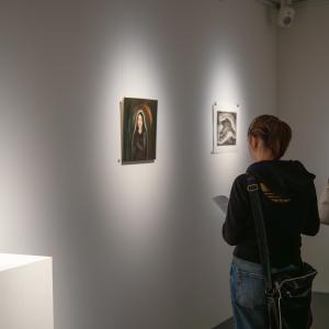 Kaksi henkilöä galleria Vivissä tutustumassa näyttelyyn