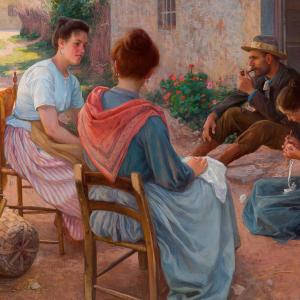 Perhe istuu vanhan talon edustalla varjossa auringolta.