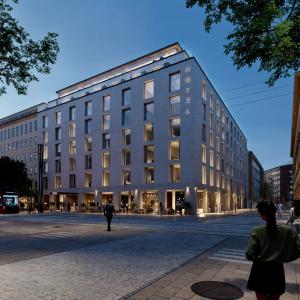 Kuvassa uusi rakennus iltavalaistuksessa. 