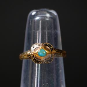 Queen Karin Månsdotter’s gold ring is decorated with black enamel and turquoise. 