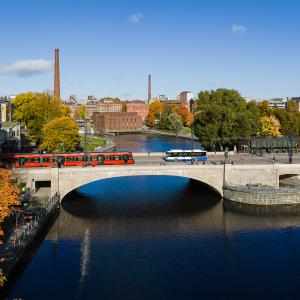 Bussi ja ratikka kohtaavat Hämeensillalla.