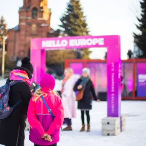 Ihmiset katsovat puhelinta UMK-somisteiden edessä Sorin aukiolla.