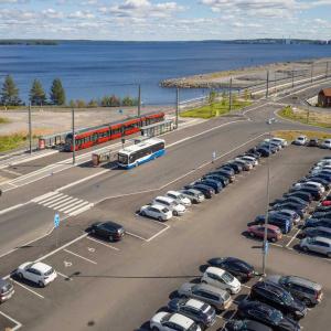 Autoja parkissa Hiedanrannan liityntäpysäköintialueella.