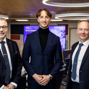 Ryhmäkuvassa seisomassa kolme miestä rehtori Keijo Hämäläinen, pormestari Ilmari Nurminen ja rehtori Mika Hannula.