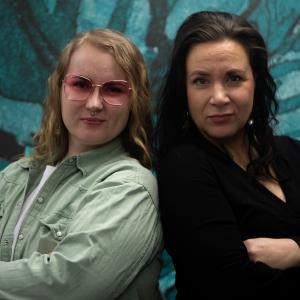 Kaksi naista poseeraa kameralle.