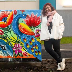 Taiteilija nojaa maalaamaansa sähkökaappiin Etelä-Hervannassa.