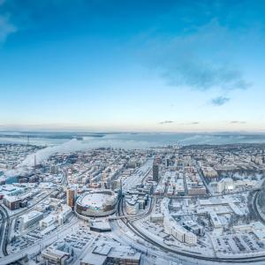 Kuvassa talvista kaupunkia ilmasta etelän suunnasta, lunta ja sininen taivas.