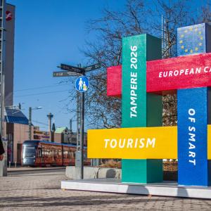 Ohikulkijat katselevat Smart Tourism Capital patsasta.