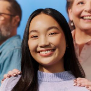 Kuvassa kolme eri-ikäistä henkilöä.