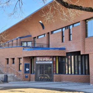 Punatiilinen talo, jossa näkyy ikkunoita ja entisen nuorisotilan sisäänkäynti.