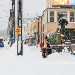 Auraustraktori auraa Hämeensillalla.