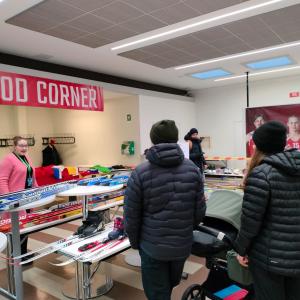 Pariskunta lastenvaunuineen katselee suksia SporttiSwap-tapahtumassa.